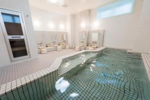 Tomakomai Hotel Sugita tesisinde veya buraya yakın yüzme havuzu