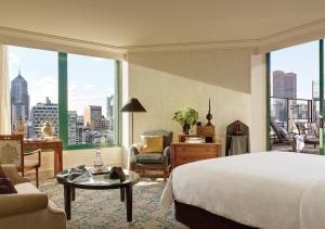 Postel nebo postele na pokoji v ubytování The Langham Melbourne
