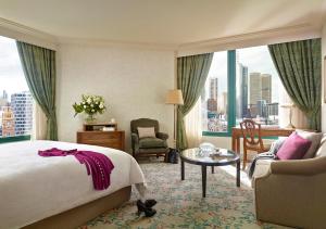 Postel nebo postele na pokoji v ubytování The Langham Melbourne
