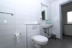 Koupelna v ubytování Guesthouse Steindórsstadir, West Iceland