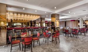 A restaurant or other place to eat at Johannesbad Hotel Palace - Kinder bis 11 kostenfrei