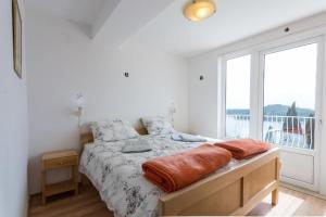 Tempat tidur dalam kamar di Apartments Novak