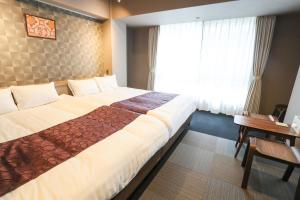 京都的住宿－京都 7key S 公寓式飯店，酒店客房设有两张床和窗户。