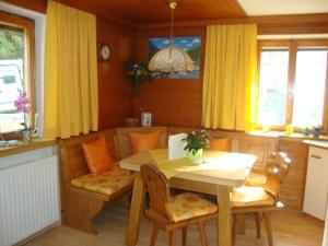 a dining room with a table and chairs at Ferienwohnung Viola in Sellrain