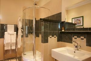 Bilik mandi di Cantley House Hotel - Wokingham