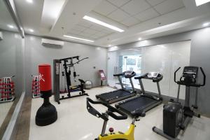 Fitness centrum a/nebo fitness zařízení v ubytování Mezzo Hotel
