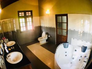 Koupelna v ubytování Villa Familia + 37 fotografií