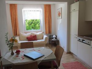 a small living room with a table and a kitchen at Ferienhaus Annenheim in Annenheim