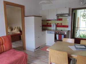 A kitchen or kitchenette at Ferienhaus Annenheim Még 33 kép