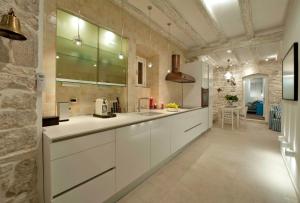 Kuchyň nebo kuchyňský kout v ubytování Apartment Whooart