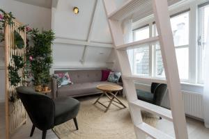 een woonkamer met een bank en een stoel bij Way Up Studio in Amsterdam