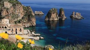 widok na wybrzeże Amalfi z kamieniami w wodzie w obiekcie Casa Rachele ad Alcamo Marina w mieście Alcamo Marina