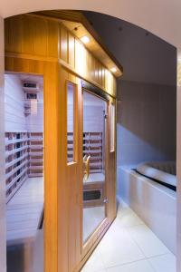 uma casa de banho com um closet com uma porta de vidro em Louvre Luxury Apartment & SPA em Paris