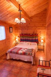 - une chambre avec un lit dans une cabane en bois dans l'établissement La Casa del Chaparro, à Arcos de la Frontera