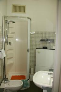 La salle de bains est pourvue d'un lavabo, de toilettes et d'une douche. dans l'établissement Hotel Boston, à Alba Adriatica