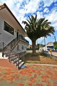 Cabana de BergantiñosにあるApart. As Redondasの階段とヤシの木のある家