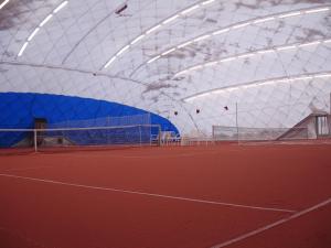 Tenis alebo squash v ubytovaní Hotel Hasa alebo jeho okolí