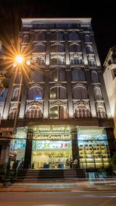 un gran edificio con escaleras delante en Golden Crown Hotel, en Ho Chi Minh