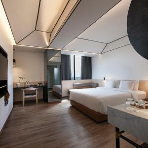 Postel nebo postele na pokoji v ubytování GAIA Cosmo Hotel