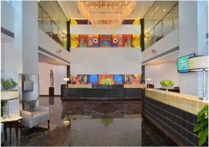a lobby with a chandelier and a waiting room at Fortune Park Sishmo, Bhubaneshwar - Member ITC's Hotel Group in Bhubaneshwar