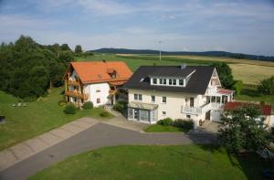 una vista aérea de una gran casa con en Gästehaus Sporrer en Neualbenreuth