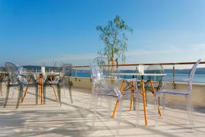um grupo de cadeiras e uma mesa numa varanda em Hotel Ola - Adults Only em Trogir