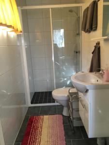 A bathroom at Vivans Bed and Self catering