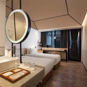 Postel nebo postele na pokoji v ubytování GAIA Cosmo Hotel
