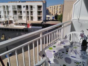 d'un balcon avec une table et une vue sur la ville. dans l'établissement Alpen1 Forner, à Peñíscola