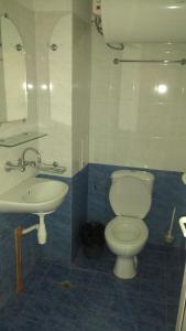 uma casa de banho com um WC e um lavatório em Hotel Park 1 em Kiten
