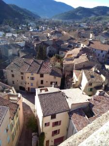 une vue aérienne sur un village avec des bâtiments dans l'établissement La Maison derrière la Fontaine, à Buis-les-Baronnies