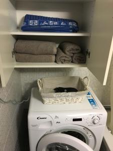 Waschmaschine und Trockner im Bad mit Handtüchern in der Unterkunft Matrel Home in Rhodos (Stadt)