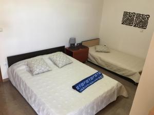 1 Schlafzimmer mit 2 Betten, einer Kommode und einem Bett sidx sidx in der Unterkunft Matrel Home in Rhodos (Stadt)