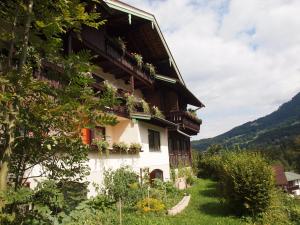 ein Haus mit Blumen auf der Seite in der Unterkunft Bio & Vegi Pension Krennleiten in Schönau am Königssee