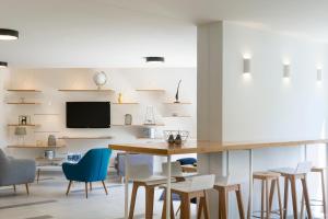 ein Esszimmer mit Tisch und Stühlen in der Unterkunft Citadines Antigone Montpellier in Montpellier