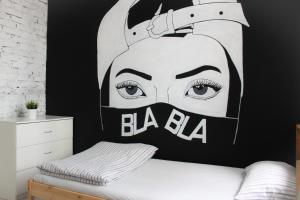 クラスノダールにあるBla Bla Hostelの白黒の壁のベッドルーム(ヘッドボード付)
