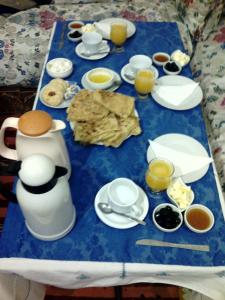 een blauwe tafel met eten en drinken erop bij Al Andaloussiya Diyafa in Moulay Idriss Zerhoun