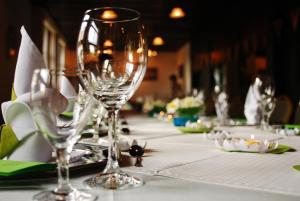 una mesa larga con copas de vino encima en Hotel-Restaurant Tüxen, en Rendsburg