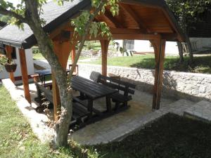 Vonkajšia záhrada v ubytovaní Apartments Poljanak