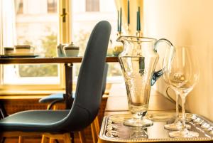 ブダペストにあるParliament Suite with a viewのテーブルにワイングラス2杯付き