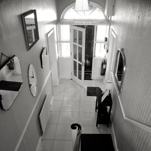 紐卡索的住宿－The Haven，走廊上的浴室设有水槽和镜子