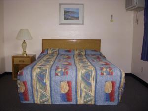 斯波坎的住宿－蘋果樹酒店，一张位于酒店客房的床铺,床上有被子