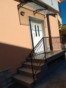 盧加尼亞諾的住宿－Affittacamere Di Paola，通往前门的楼梯