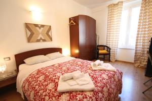 una camera da letto con un letto e due asciugamani di Sant'Agostino Apartment Navigli a Milano