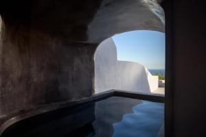 ピルゴスにあるAmorous Villa-By Senses Collectionの建物内の水のプールの景色