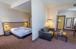 Rúm í herbergi á Hotel Lomsia