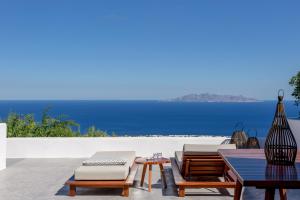 ピルゴスにあるAmorous Villa-By Senses Collectionの海を望むパティオ(テーブル、椅子付)