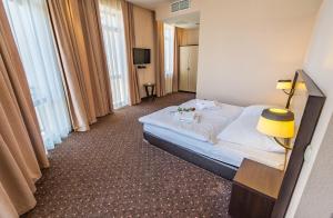 Postel nebo postele na pokoji v ubytování Hotel Lomsia + 31 fotografií