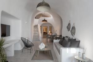 ピルゴスにあるAmorous Villa-By Senses Collectionの白いリビングルーム(ソファ、テーブル付)