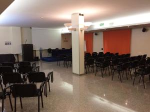 Zona de afaceri și/sau sala de conferințe de la Hotel Ristorante Dragonara